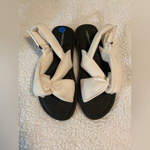 Comfortview Women's Black and White Sandals size 11. NWOT